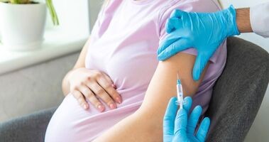 Kobieta w ciąży przyjmująca szczepionkę. Szczepienia w ciąży, szczepienia dla ciężarnych, czy szczepienia w ciąży są bezpieczne?