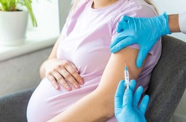 Kobieta w ciąży przyjmująca szczepionkę. Szczepienia w ciąży, szczepienia dla ciężarnych, czy szczepienia w ciąży są bezpieczne?