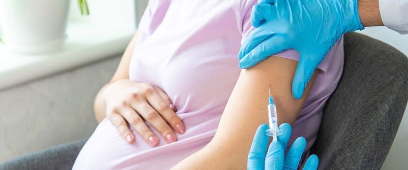Kobieta w ciąży przyjmująca szczepionkę. Szczepienia w ciąży, szczepienia dla ciężarnych, czy szczepienia w ciąży są bezpieczne?