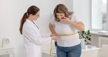 efekt jojo, jak uniknąć efektu jojo, odchudzanie bez efektu jojo, dietetyczka mierzy obwód talii kobiety z nadwagą