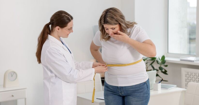 efekt jojo, jak uniknąć efektu jojo, odchudzanie bez efektu jojo, dietetyczka mierzy obwód talii kobiety z nadwagą
