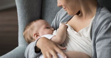 kobieta karmiąca piersią, dieta mamy karmiącej, karmienie piersią a dieta, dieta przy laktacji, dieta matki karmiącej