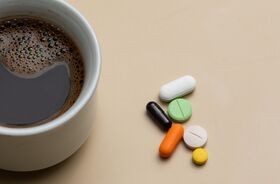 kawa a leki, interakcja kawy z lekami, filiżanka kawy i leki