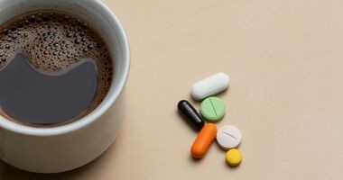 kawa a leki, interakcja kawy z lekami, filiżanka kawy i leki