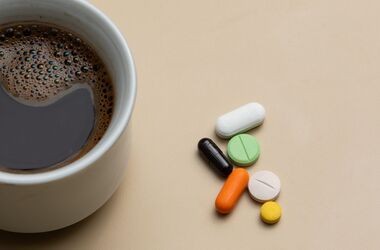 kawa a leki, interakcja kawy z lekami, filiżanka kawy i leki