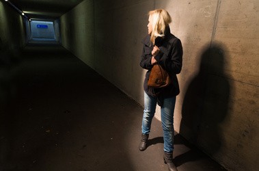 Mania prześladowcza - kobeta boi się, że ktoś ją śledzi w ciemnym przejściu podziemnym