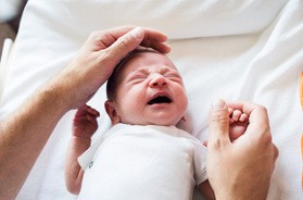 Kolka u niemowlaka – przyczyny, objawy, leczenie kolki niemowlęcej