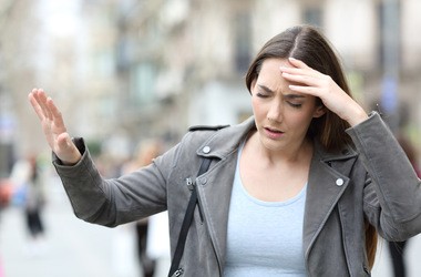 Zaburzenia równowagi – najczęstsze przyczyny, diagnostyka i leczenie zachwiań równowagi