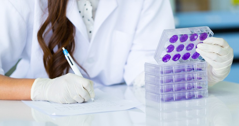 laboratnka sporządza dokumentację, eozynofilia, eozynofile, podwyższony poziom eozynofili, obniżony poziom eozynofili