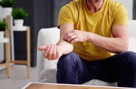 Mężczyzna z wysypką i świądem skóry, alergia na nikiel, objawy alergii na nikiel