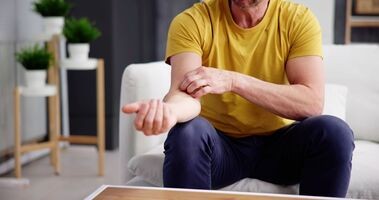 Mężczyzna z wysypką i świądem skóry, alergia na nikiel, objawy alergii na nikiel