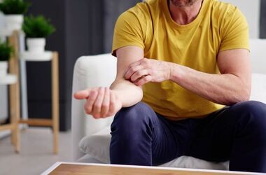 Mężczyzna z wysypką i świądem skóry, alergia na nikiel, objawy alergii na nikiel