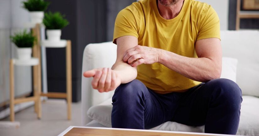 Mężczyzna z wysypką i świądem skóry, alergia na nikiel, objawy alergii na nikiel