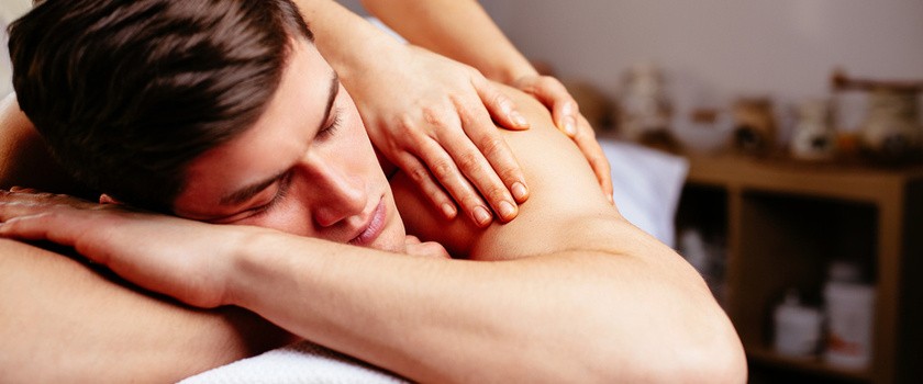 Fizjoterapeuta wykonuje masaż