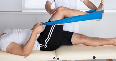 Fizjoterapia – czym zajmuje się fizjoterapeuta? Jakie są różnice między rehabilitacją a fizjoterapią?