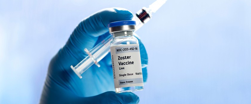 Herpes Zoster Virus szczepionka w fiolce na błękitym tyle