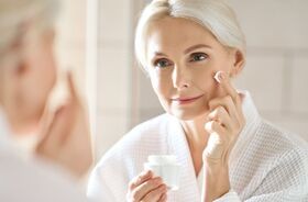 heksapeptyd, heksapeptydy na zmarszczki, produkty anti-aging, kobieta po 50-tce nakłąda krem z heksapeptydami