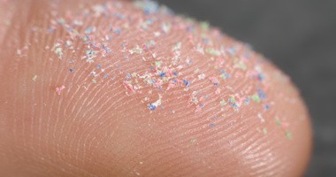 Nanoplastik na opuszku palca człowieka