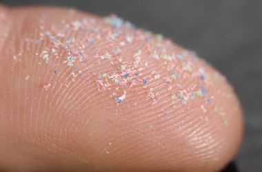 Nanoplastik na opuszku palca człowieka