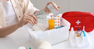 apteczka na kryzys, kobieta pakująca apteczkę, leki i materiały opatrunkowe w apteczce