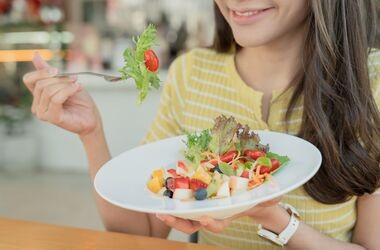 dieta na piękną cerę, dieta na piękną skórę, kobieta je sałatkę owocową