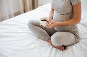 Jaka ilość kawy w ciąży jest bezpieczna? Jak kofeina wpływa na masą urodzeniową noworodka?