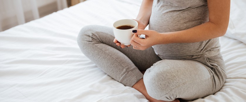 Jaka ilość kawy w ciąży jest bezpieczna? Jak kofeina wpływa na masą urodzeniową noworodka?
