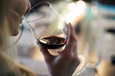 kobieta pijąca wino