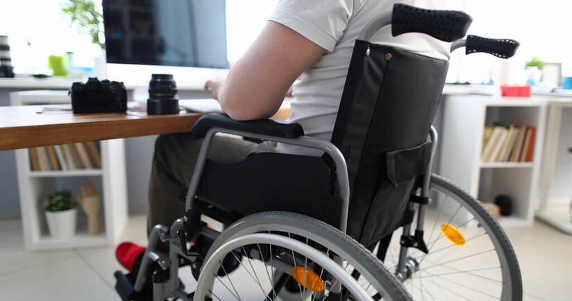 Mężczyzna na wózku inwalidzkim dyskryminowany w miejscu pracy