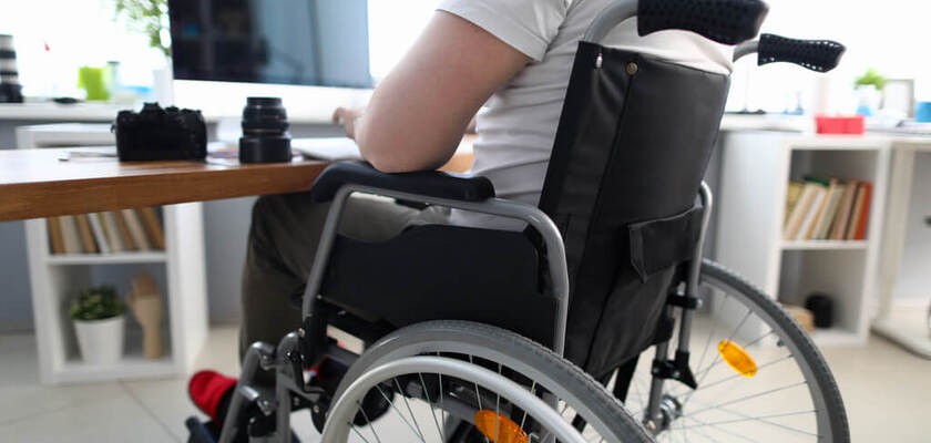 Mężczyzna na wózku inwalidzkim dyskryminowany w miejscu pracy