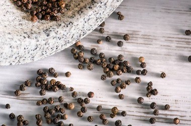Piperyna – charakterystyka i zastosowanie. Na co pomaga? Kiedy warto przyjmować piperynę?