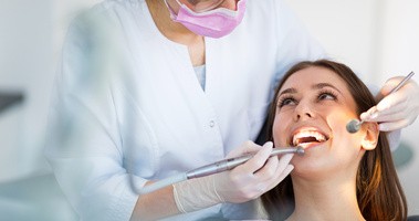 Dentyska i pacjentka w gabinecie dentystycznym