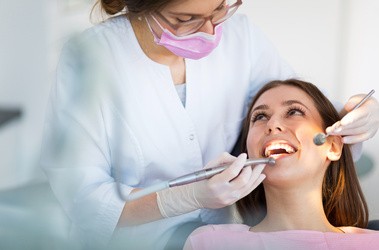 Dentyska i pacjentka w gabinecie dentystycznym