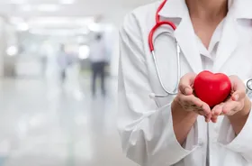Lekarz z sercem zajmujący się układem renina–angiotensyna–aldosteron (RAA)