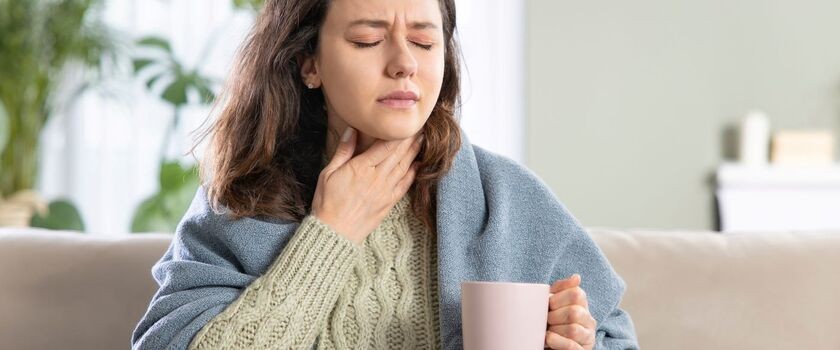 chora kobieta z bolącym gardłem, co na chore gardło