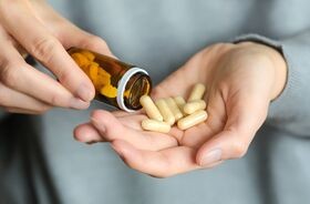 leki na depresję, leczenie depresji, garść tabletek w dłoni, 