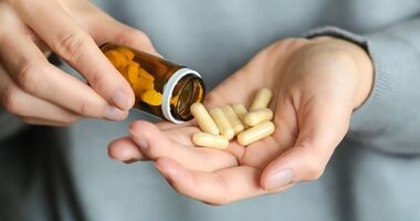 leki na depresję, leczenie depresji, garść tabletek w dłoni, 