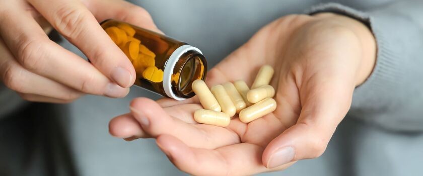 leki na depresję, leczenie depresji, garść tabletek w dłoni, 