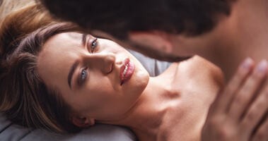 Para uprawia seks w łóżku patrząc sobie namiętnie w oczy