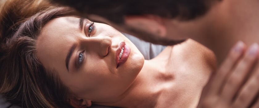 Para uprawia seks w łóżku patrząc sobie namiętnie w oczy
