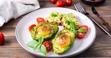 dieta fleksitariańska, awokado pieczone z jajkien na talerzu, zdrowe posiłki, przepisy fleksitariańskie