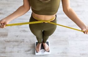 odchudzanie a mikrobiota jelitowa, wpływ mikorbiomu na odchudzanie, probiotyki na odchudzanie, szczupła kobieta na wadze