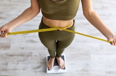 odchudzanie a mikrobiota jelitowa, wpływ mikorbiomu na odchudzanie, probiotyki na odchudzanie, szczupła kobieta na wadze