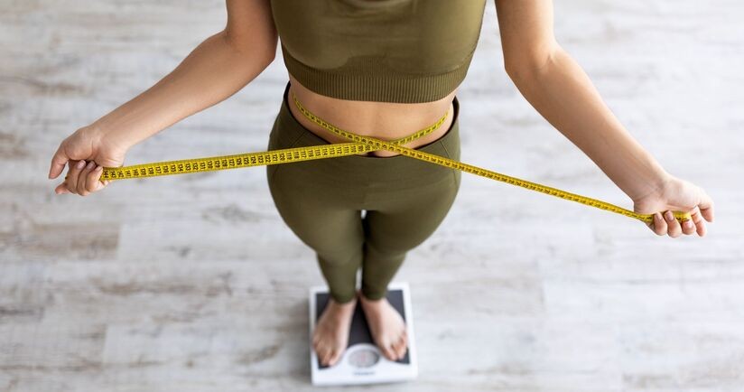 odchudzanie a mikrobiota jelitowa, wpływ mikorbiomu na odchudzanie, probiotyki na odchudzanie, szczupła kobieta na wadze