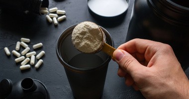odżywka białkowa w miarce w tle białe tabletki, inne suplementy diety