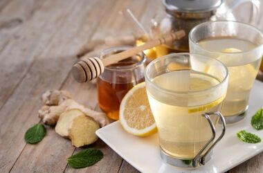 napar z imbiru, cytryny i miodu, co pić na przeziębienie, napój na przeziębienie