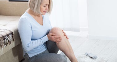 Kobieta cierpiąca na ból stawów w okresie menopauzy wymaga zastosowania kolagenu
