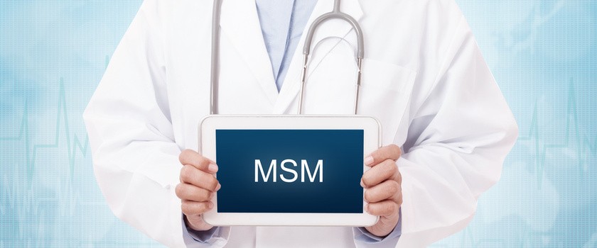 Symbol siarki organicznem MSM, wyświetlany na tablecie trzymanym przez lekarza