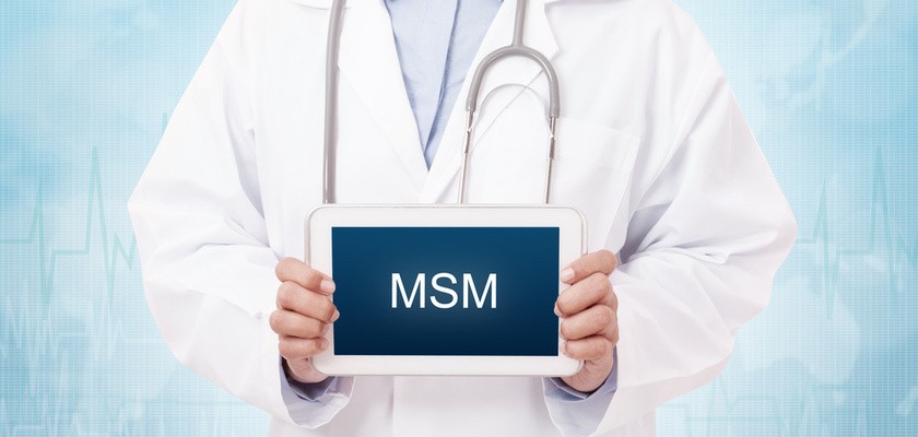 Symbol siarki organicznem MSM, wyświetlany na tablecie trzymanym przez lekarza