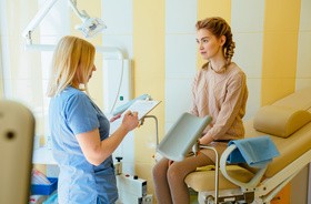 Pierwsza wizyta u ginekologa – jak należy się przygotować i kiedy powinna się odbyć?